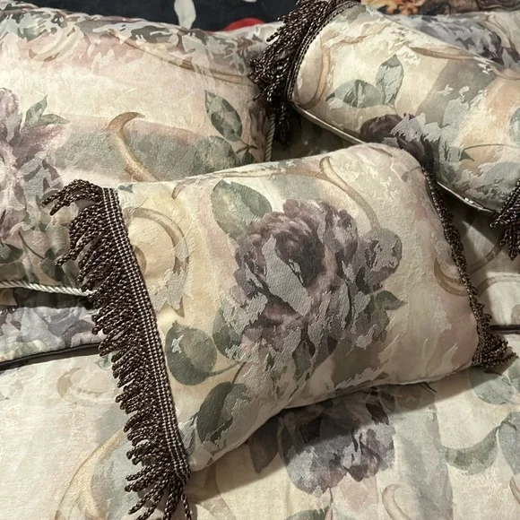 Croscill - Picture 1 of 3